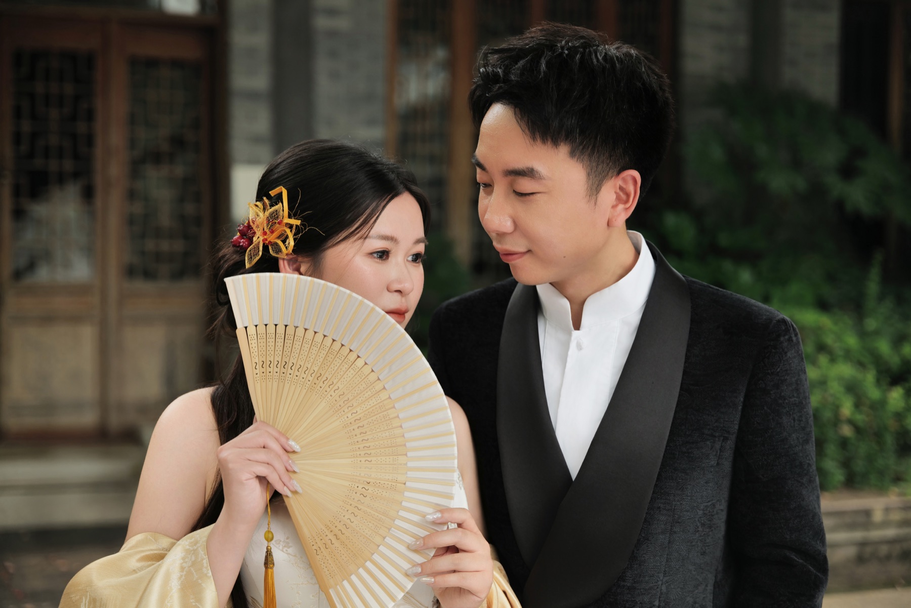 手持折扇的中式婚纱照